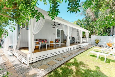 Private Outdoor Spa, Fire Pit, Cinema Room - THE COTTAGE COOLUM BEACH - Northern Rivers Accommodation 2