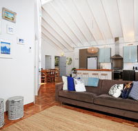 Balena  Culburra - Pet Friendly - 1 Min Walk to Beach - Northern Rivers Accommodation