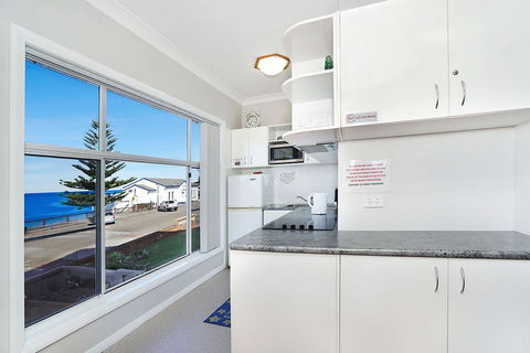 Beachcomer, Unit 1 - The Entrance, NSW - Northern Rivers Accommodation 2