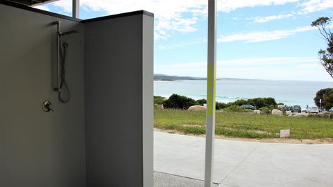 BEACHHOUSE BINALONG Luxury Waterfront Holiday House At Bay Of Fires - Northern Rivers Accommodation 2