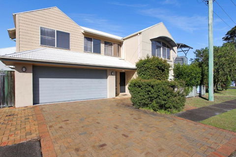 Riverside Views Hawks Nest - Northern Rivers Accommodation 0