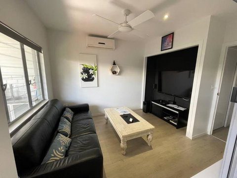 Relax At Trinity Beach Getaway, Blue Lagoon, Trinity Beach - Northern Rivers Accommodation 2