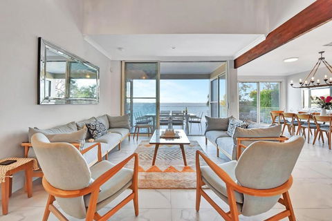 Royal Retreat Peaceful Lakefront - Northern Rivers Accommodation 1