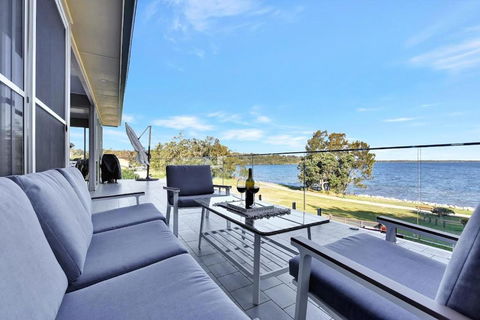 Royal Retreat Peaceful Lakefront - Northern Rivers Accommodation 0