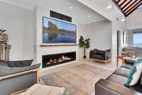 Royal Retreat Peaceful Lakefront - Northern Rivers Accommodation 3