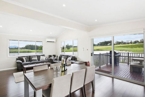 Romantic Lakehouse Set In A Private Vineyard In The Hunter Valley - Northern Rivers Accommodation 2