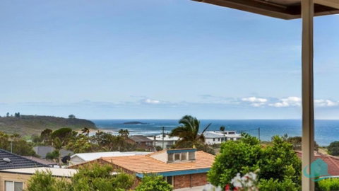 Rosies Retreat - 300m To The Sandy Shores Of Caves Beach - Northern Rivers Accommodation 1