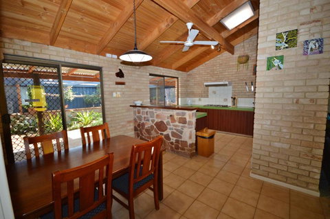Rossys Retreat - Kalbarri WA - Northern Rivers Accommodation 3