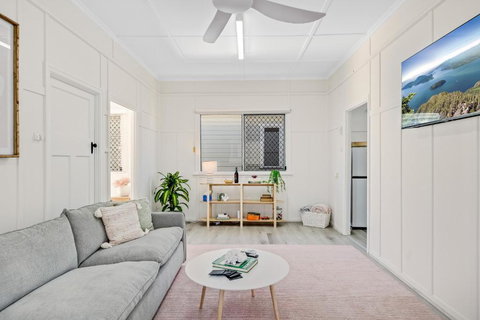 Sage Cottage! CBD Perfection! - Northern Rivers Accommodation 0