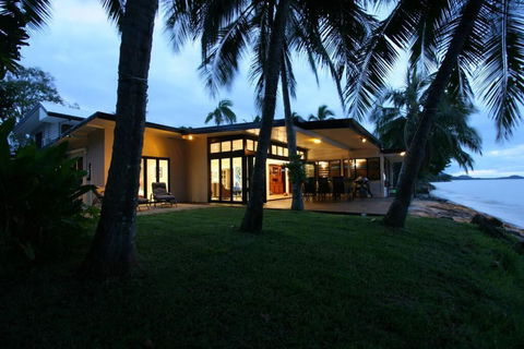 Sandcastle Retreat - Absolute Cairns Beachfront - Northern Rivers Accommodation 2
