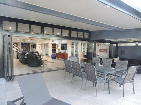Sandcastle Retreat - Absolute Cairns Beachfront - Northern Rivers Accommodation 3
