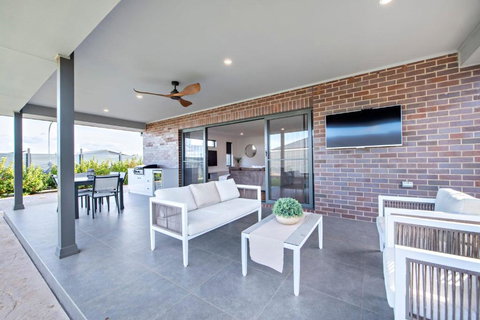 Sandstone - Family Entertainer, Refined Living - Northern Rivers Accommodation 2