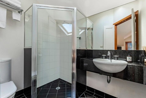 Sandstone Suites - In The Heart Of Port Fairy - Northern Rivers Accommodation 3