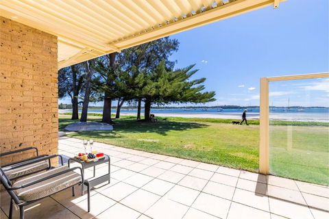 Sandy Beach House Corlette Unit 1 Waterfront WI-FI Aircon - Northern Rivers Accommodation 2