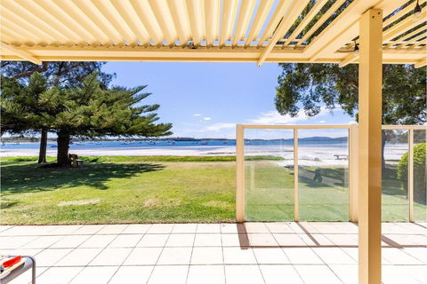 Sandy Beach House Corlette Unit 1 Waterfront WI-FI Aircon - Northern Rivers Accommodation 1