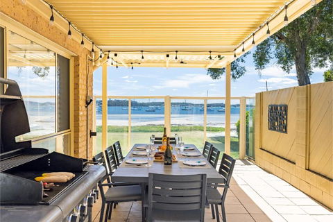 Sandy Beach House Corlette Unit 1 Waterfront WI-FI Aircon - Northern Rivers Accommodation 3