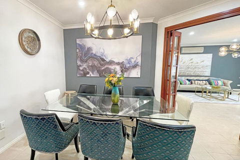 Spacious 5BR House In Hallam Near Bunjil Place - Northern Rivers Accommodation 1