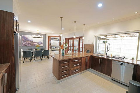 Spacious 5BR House In Hallam Near Bunjil Place - Northern Rivers Accommodation 2