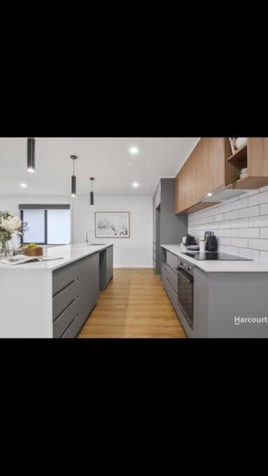 Spacious House Close To Hobart CBD WiFi And New Sony QLED Smart TV - Northern Rivers Accommodation 0