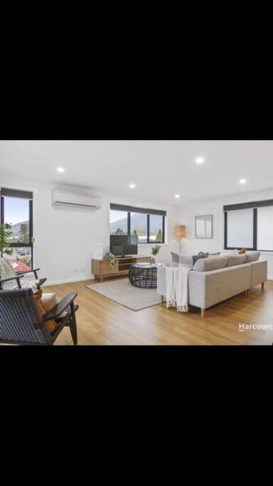 Spacious House Close To Hobart CBD WiFi And New Sony QLED Smart TV - Northern Rivers Accommodation 1