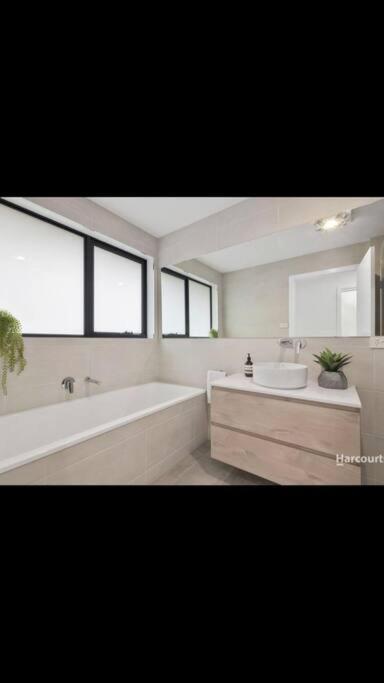 Spacious House Close To Hobart CBD WiFi And New Sony QLED Smart TV - Northern Rivers Accommodation 3