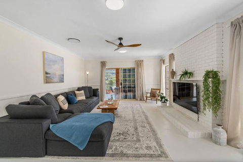 Stanwell Park Escape - Sprawling Beachfront Living - Northern Rivers Accommodation 1