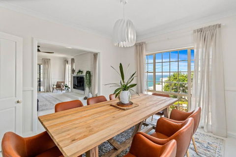 Stanwell Park Escape - Sprawling Beachfront Living - Northern Rivers Accommodation 2