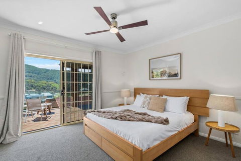 Stanwell Park Escape - Sprawling Beachfront Living - Northern Rivers Accommodation 3