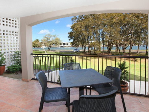 Beachport 14 - 2 BDRM Apt With Canal Views On Parkyn Pde - Northern Rivers Accommodation 1