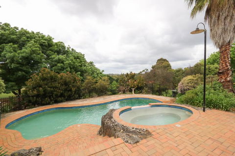 Beautiful Resort Retreat Villa In The Yarra Valley - Entertainer's Delight - Northern Rivers Accommodation 3