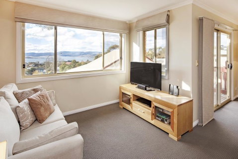 Beloka 9 - Overlooking Lake Jindabyne - Northern Rivers Accommodation 1