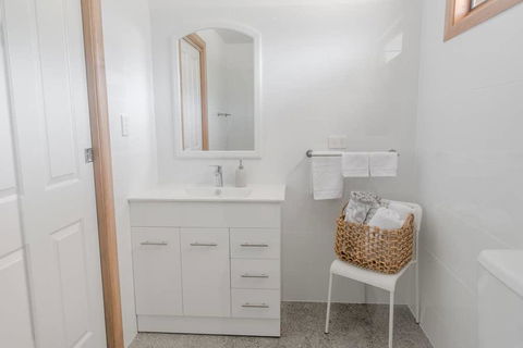 Bird In Hand Cottage, Port Noarlunga - Northern Rivers Accommodation 1