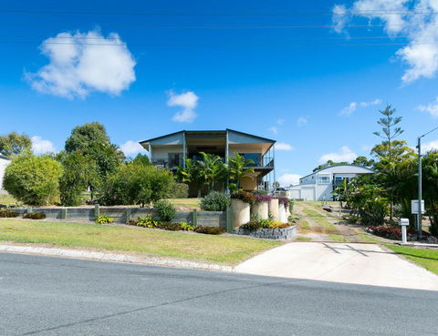 Blue Water Retreat - Upstairs & Downstairs - Northern Rivers Accommodation 0