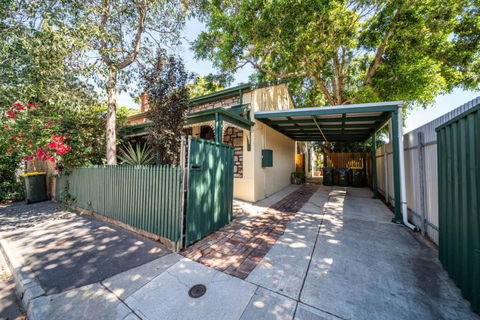 The Spotted Cow,city Fringe,pet Friendly-Free Wine - Northern Rivers Accommodation 1