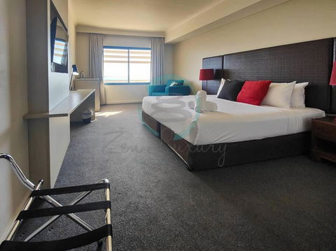 ZEN88 ESPLANADE: Hotel Suite W/ Ocean/Sunset Views - Northern Rivers Accommodation 1